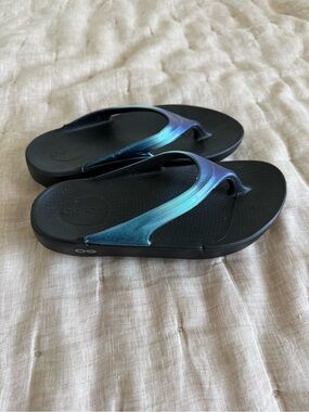 OOFOS OOlala recovery sandal ombré Metallic Strap Size 6